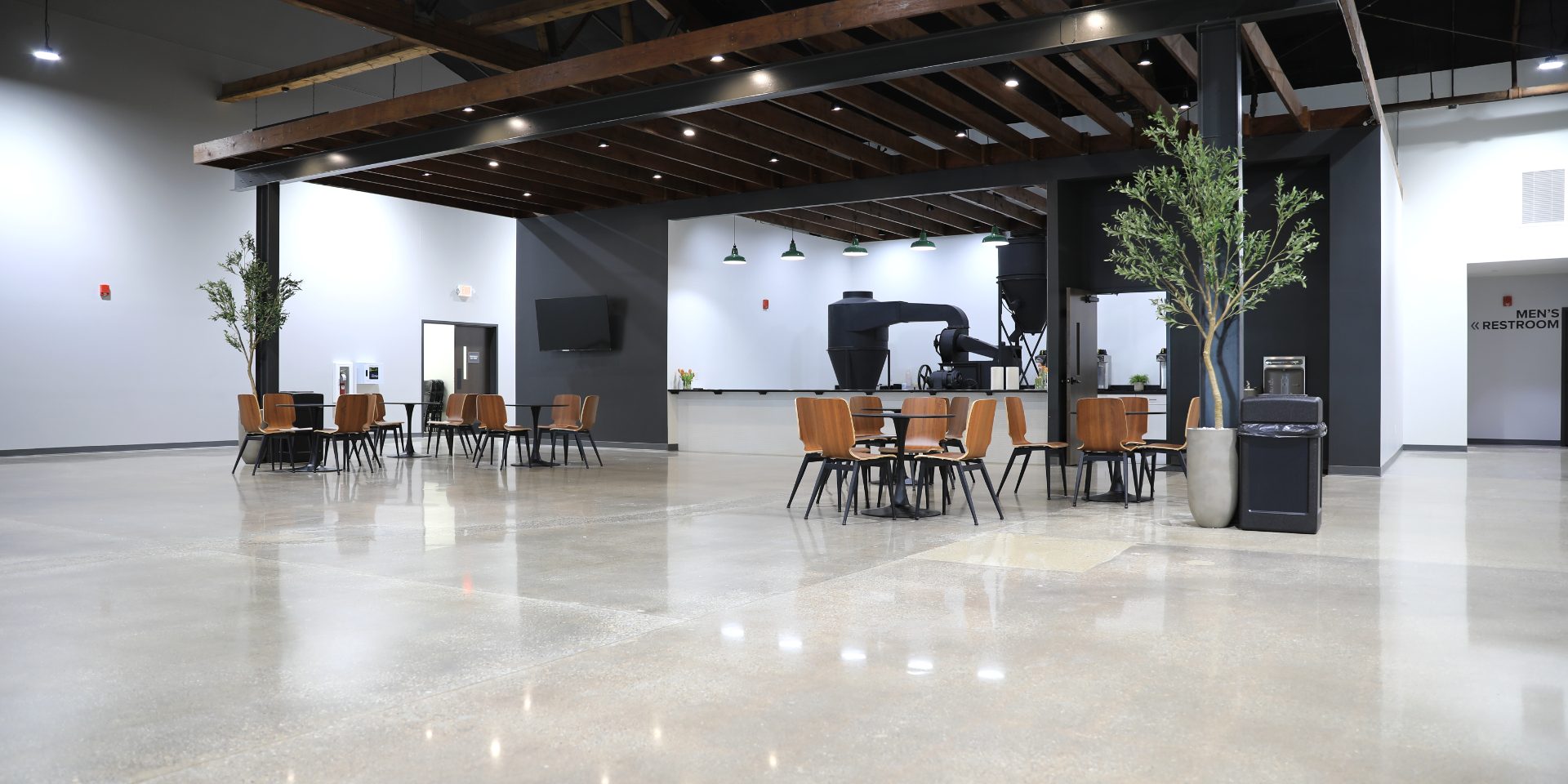 DANCER_PolishedConcreteFloors_StrongTreadPolishRemodel_CityChurchFortWayne_1920x1280_33